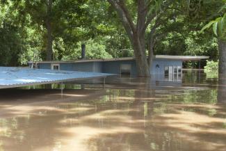 A house is flooded by water from the rain-swollen Brazos River in Richmond, Texas. Photo: Daniel Kramer, Reuters