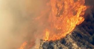 Santa Clarita wildfire. Photo: CBS News