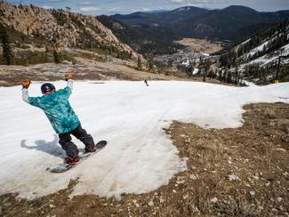 A snowboarder threads his way through patches of dirt at Squaw Valley Ski Resort on 21 March 2015 in Olympic Valley, Calif. Photo: Max Whittaker, Getty Images