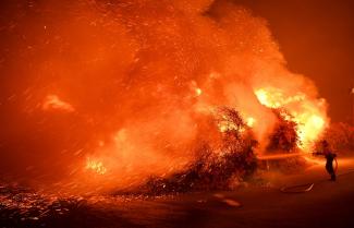 A firefighter battles the blaze in the coastal town of La Conchita Photo: Wally Skalij, LA Times via Getty Images